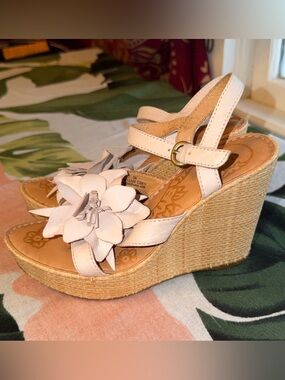 BORN Wedge Sandals with Leather Lovina Flower, size 7